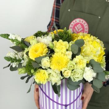 Коробка цветов с жёлтыми герберами и гвоздиками