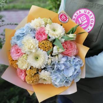Букет с голубыми гортензиями и пионовидными розами