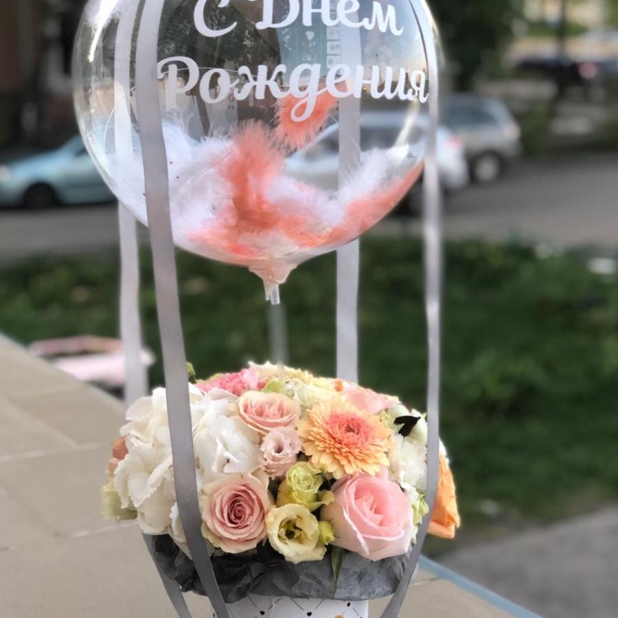 Коробка цветов с розами на день рождения