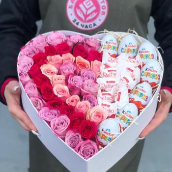 Коробка-сердце с 41 розой и конфетами