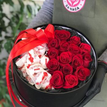 15 красных роз с конфетами в коробке