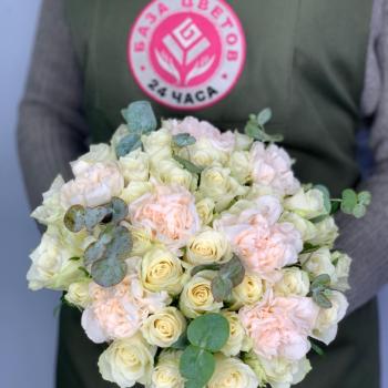 Свадебный букет с 31 розой и гвоздиками