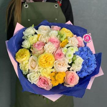 Букет цветов с синей гортензией на день рождения
