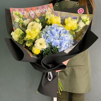 Букет цветов с голубой гортензией и 5 пионами