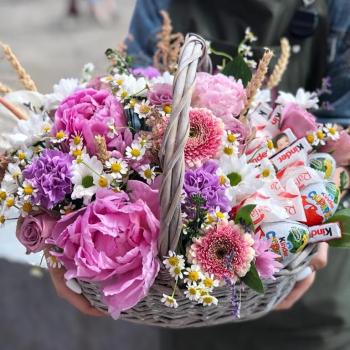 Корзина цветов с пионами и конфетами