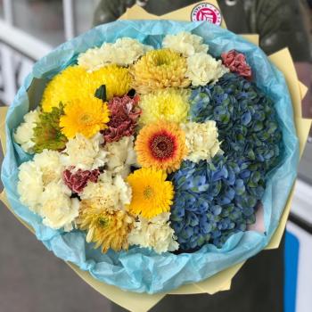 Букет цветов с синими гортензиями и гвоздиками
