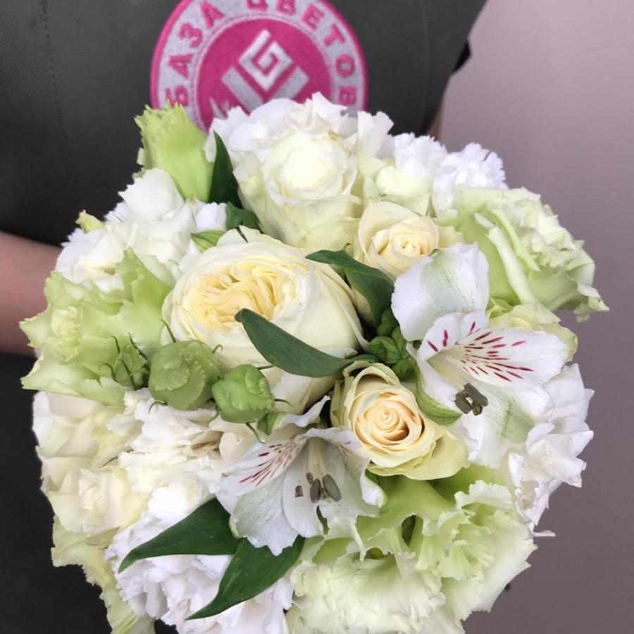Свадебный букет из роз, гвоздик, лизиантуса, фрезий и альстромерии