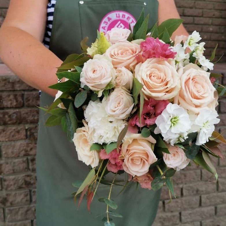 Свадебный букет из роз, эвкалиптов и лизиантусов