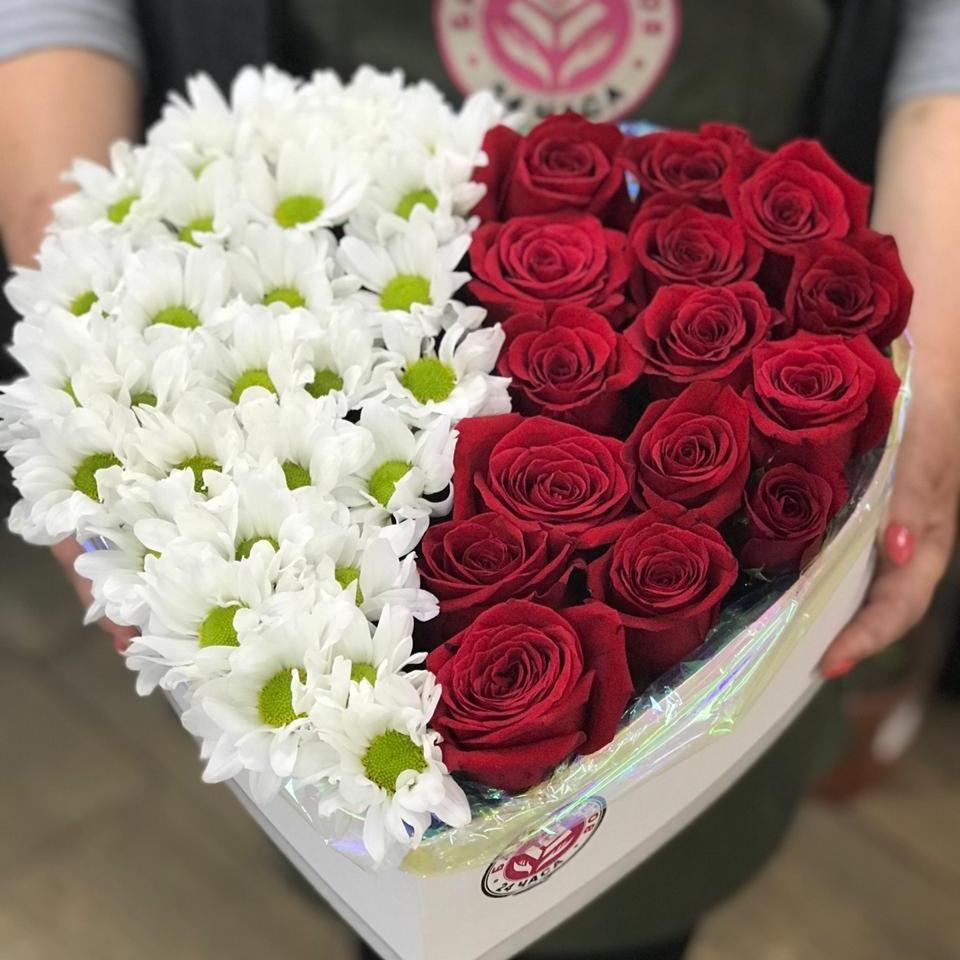 17 красных роз и хризантема в коробке-сердце