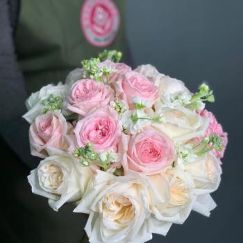 Свадебный букет с 17 розами и матиолой