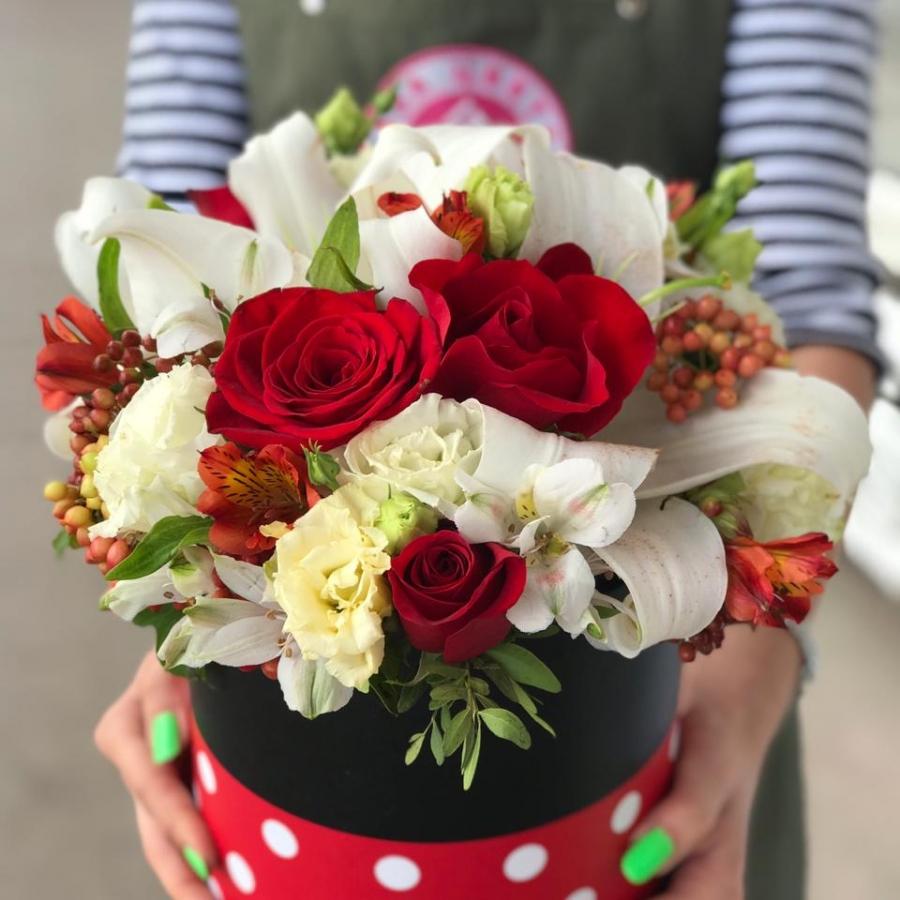 Коробка цветов с лилией и красными розами