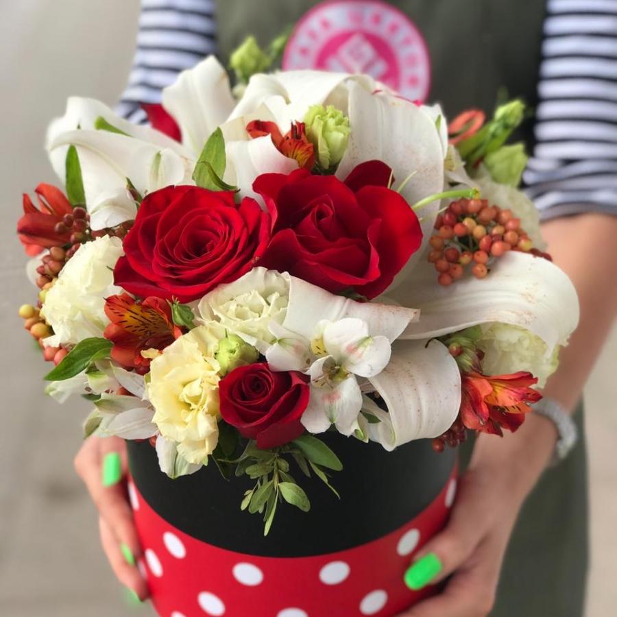 Коробка цветов с лилией и красными розами