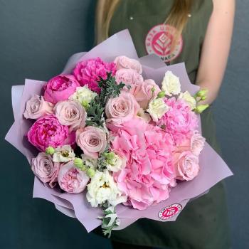 Букет с 5 пионами и розовыми розами