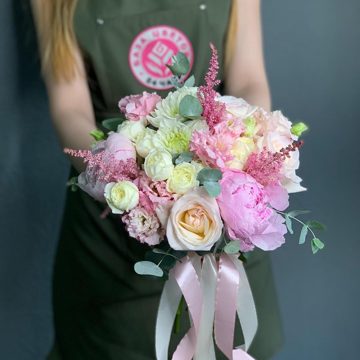 Свадебный букет с пионовидными розами и дахлией