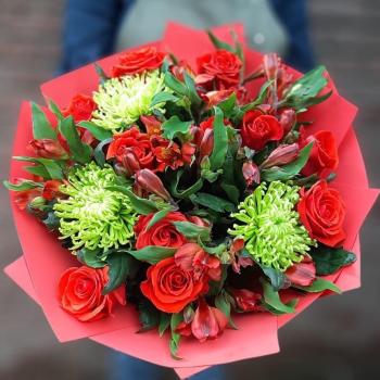 Букет с 9 красными розами и альстромериями