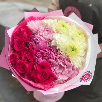 Букет с розовыми розами и белыми хризантемами