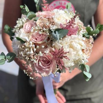 Свадебный букет с розами и гортензией
