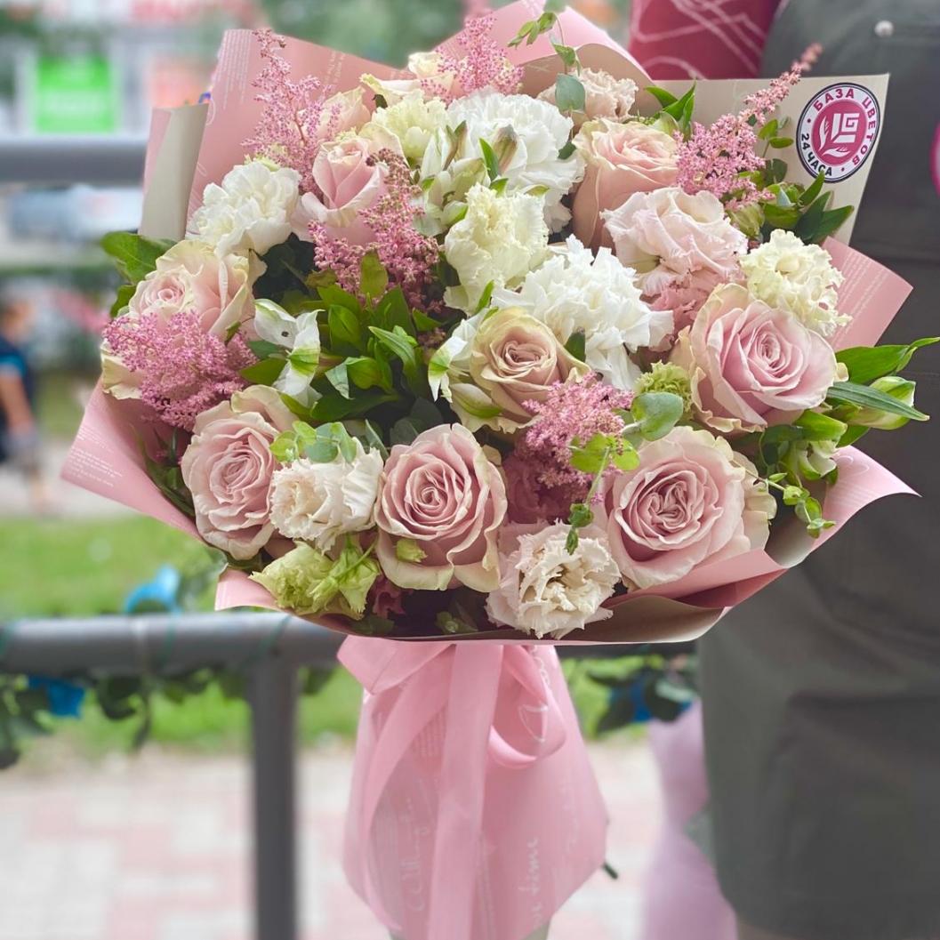 Нежный букет с розовыми розами на 8 марта