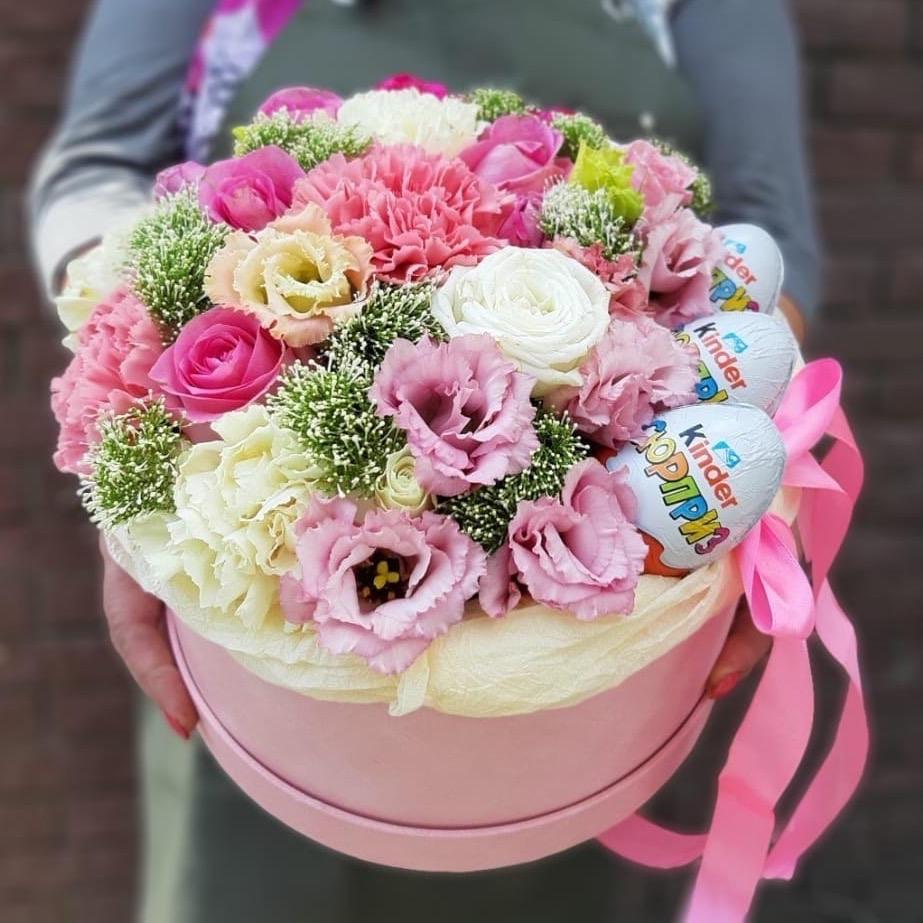 Коробка цветов с 7 розами и конфетами