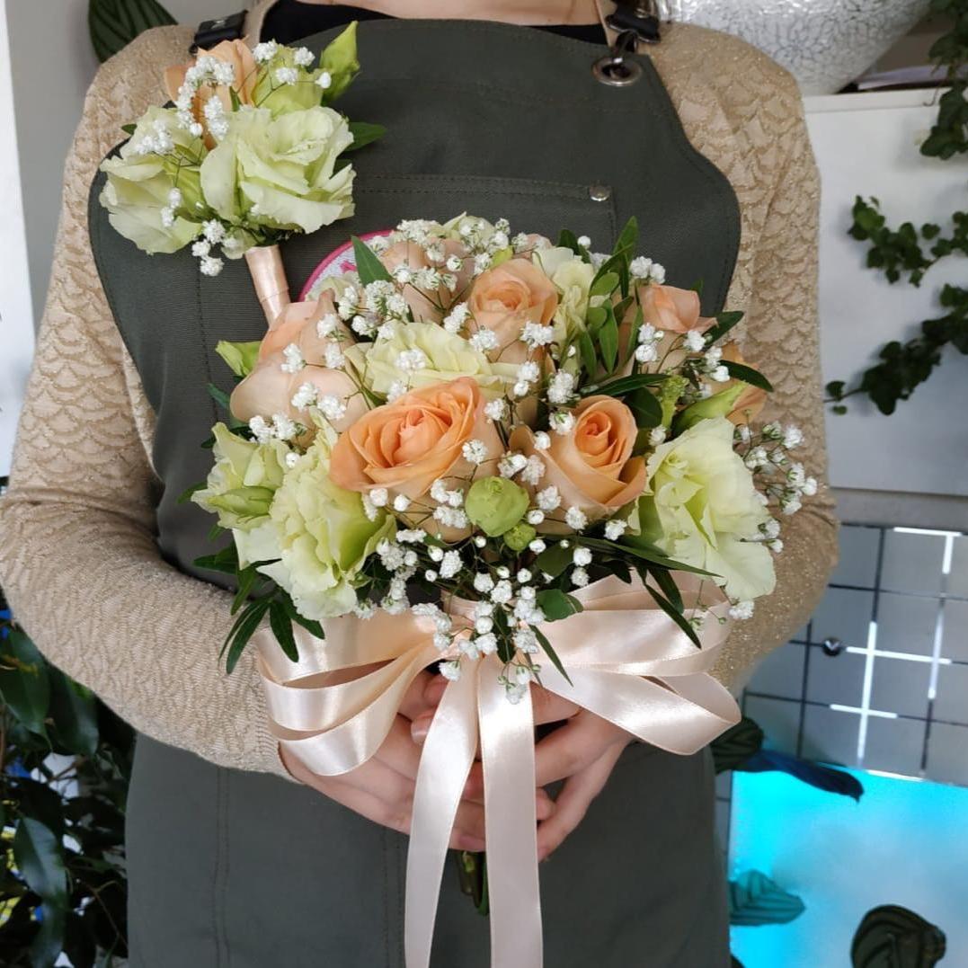 Свадебный букет и бутоньерка с розами и лизиантусами