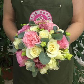 Свадебный букет с 23 розами и гвоздиками