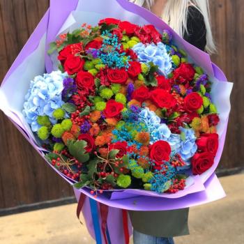 Букет с 21 розой и голубыми гортензиями
