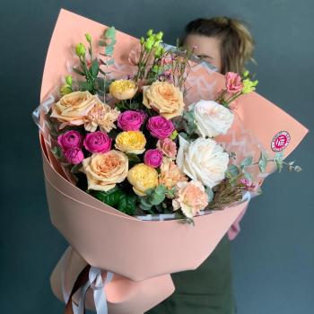 Букет с 11 розами и лизиантусами