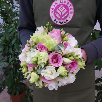Свадебный букет с 7 розами и фрезией