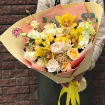 Букет с 3 жёлтыми орхидеями и розами