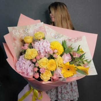 Букет с жёлтыми розами и розовыми гортензиями