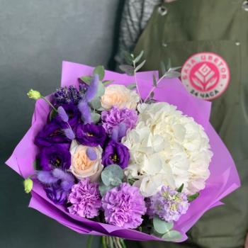 Букет цветов с гортензией и пионовидными розами