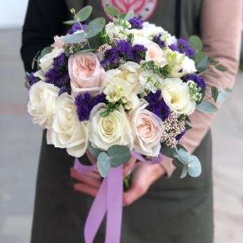 Свадебный букет с белыми розами и матиолой