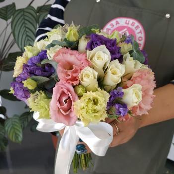 Свадебный букет с 21 розой и лизиантусами