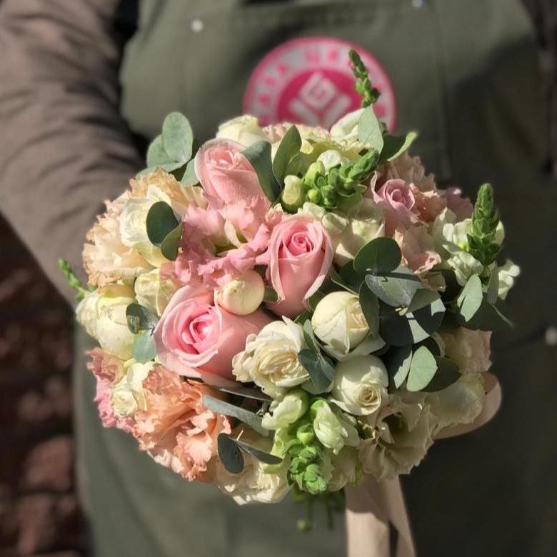 Свадебный букет с кустовыми розами и антиринумом