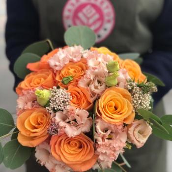 Свадебный букет с 9 оранжевыми розами и лизиантусами