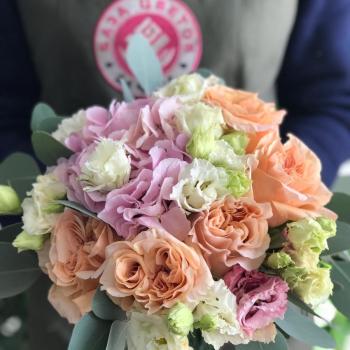 Свадебный букет с гортензией и 5 пионовидными розами