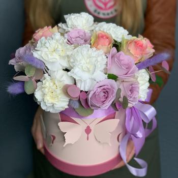 Коробка цветов с 21 розой и гвоздиками