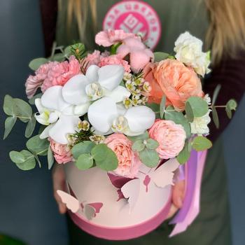 Коробка цветов с розами и белым фаленопсисом