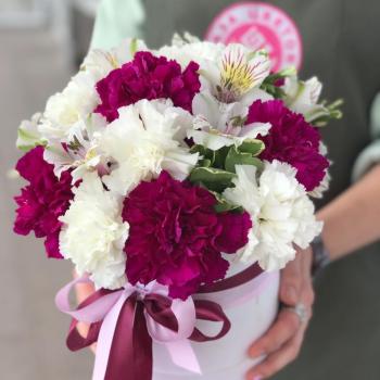 Коробка цветов с белыми и фиолетовыми гвоздиками