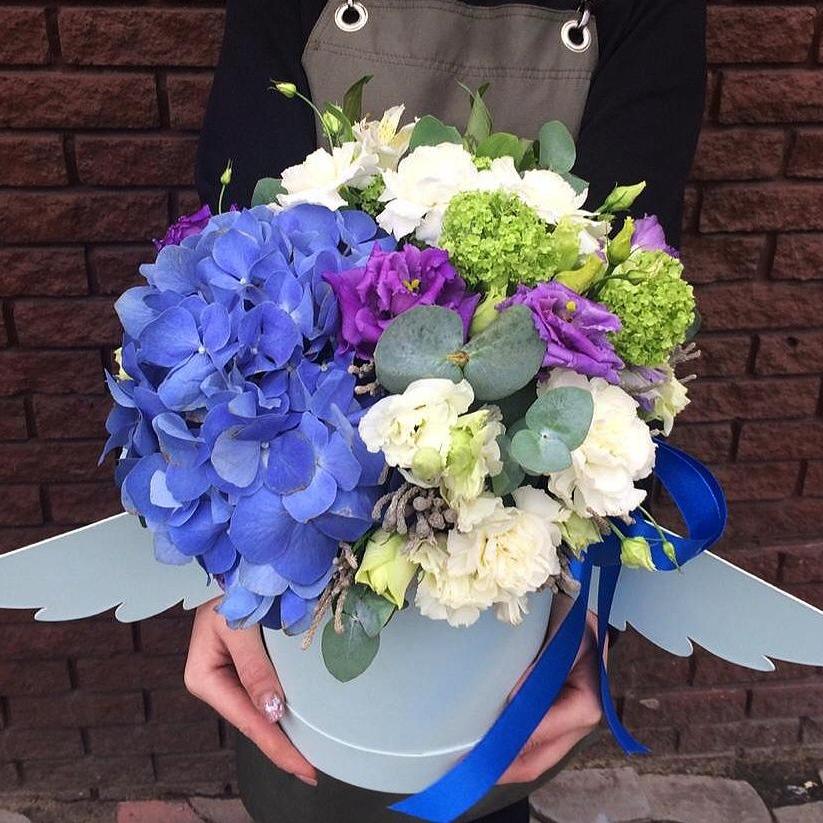 Коробка цветов с синей гортензией и гвоздиками