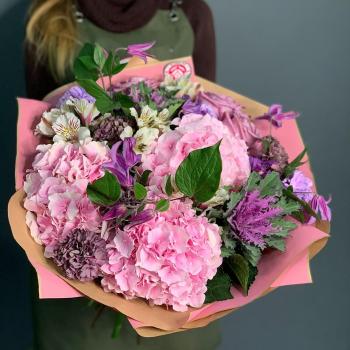 Букет цветов с 3 розовыми гортензиями и 9 гвоздиками