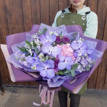 Букет с фиолетовыми орхидеями и гортензией