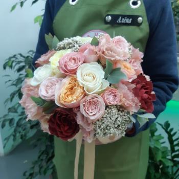 Свадебный букет с разноцветными розами и лизиантусами