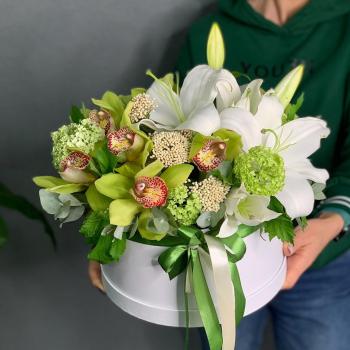 Коробка цветов с лилиями и орхидеями