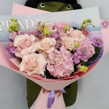 Букет цветов с 3 гортензиями и розовыми розами