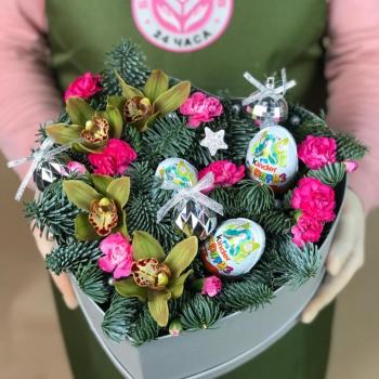 Коробка-сердце с орхидеями и конфетами на новый год