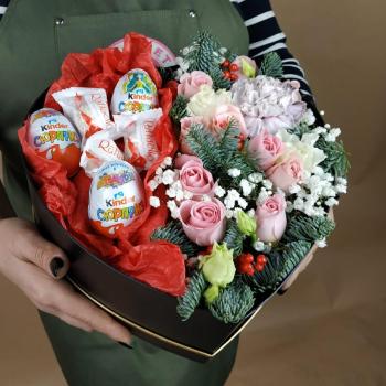 Коробка-сердце с розами и конфетами на новый год