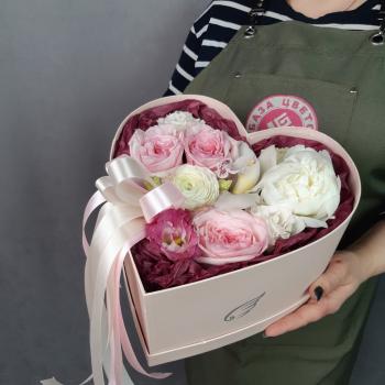 Коробка-сердце с пионовидными розами на 8 марта