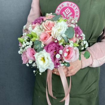 Свадебный букет с розами и лизиантусами