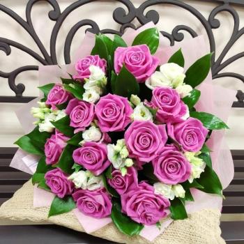 15 розовых роз с лизиантусами